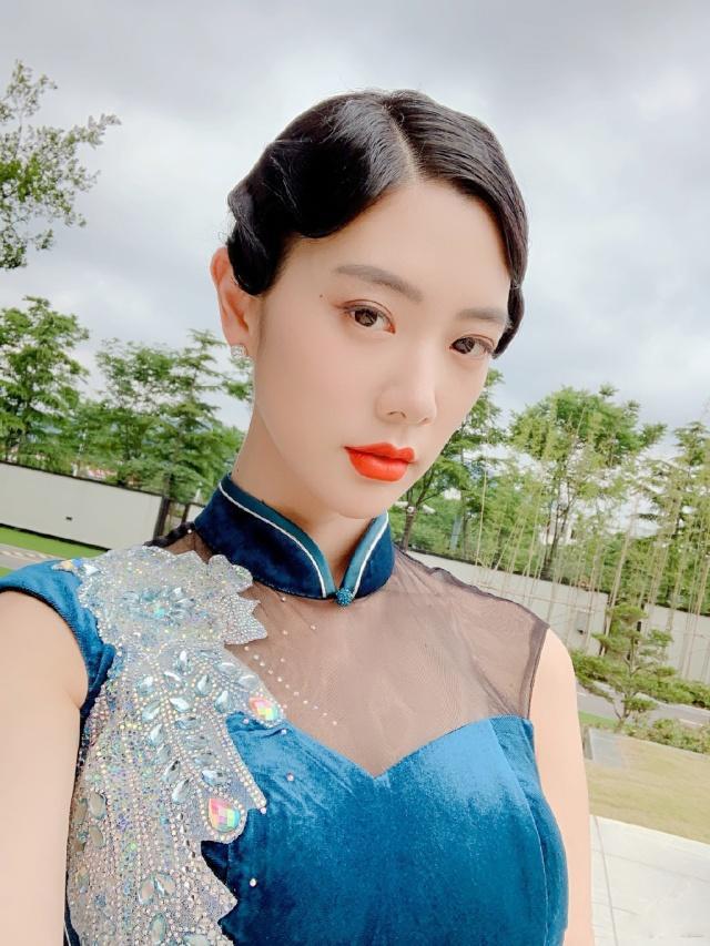 222间房主播跳舞 烟雾缭绕